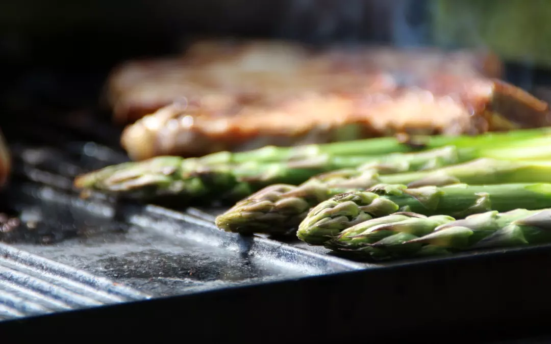 Richtiges Grillen f&uuml;r die perfekte Sommerfigur: Gegrillter gr&uuml;ner Spargel mit Saltimbocca