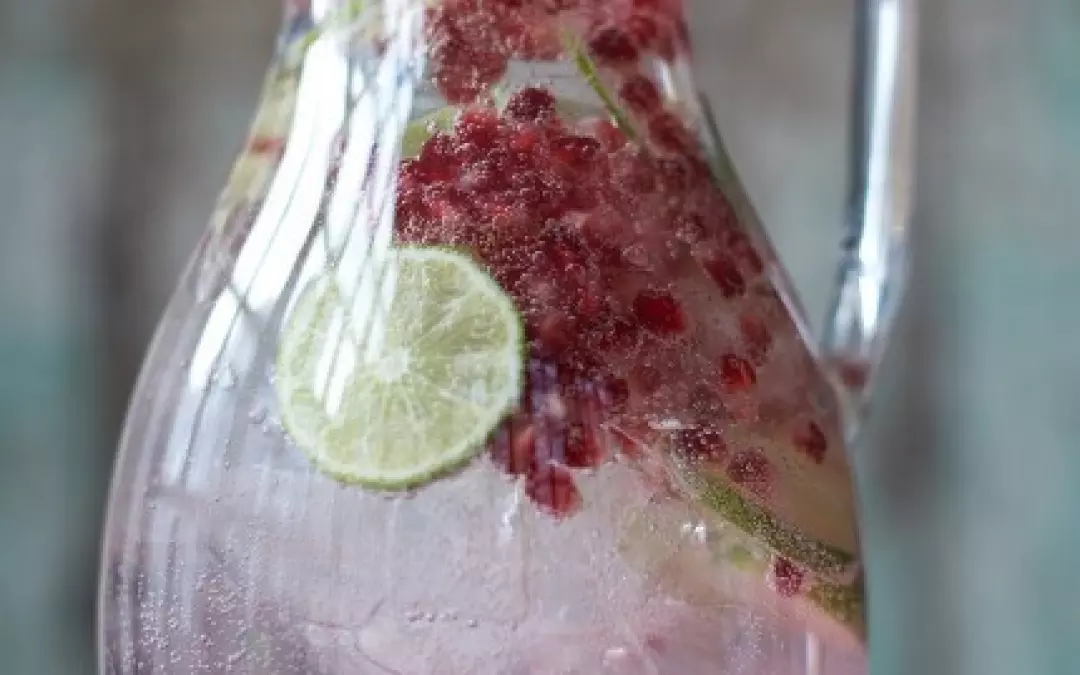 Perfekte Erfrischung: Granatapfel-Limette-Wasser