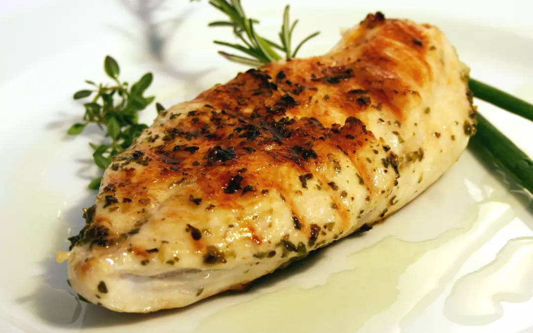 Rezepte zum Muskelaufbau: &Uuml;berbackene Pouletbrust auf Gem&uuml;se